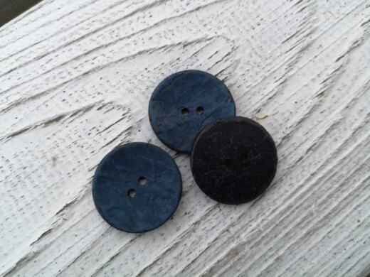 Ein Kokosnussknopf - blau (Ø 25mm)