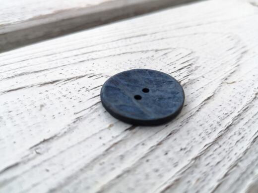 Ein Kokosnussknopf - blau (Ø 25mm)