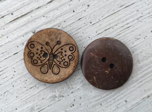 Ein Bio Kokosknopf (CO354-48)- Schmetterling (Ø 31mm)