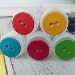 Ein Social Plastic Knopf - verschiedene Farben (Ø 23mm) - (nur noch fuchsia und tomatenrot)