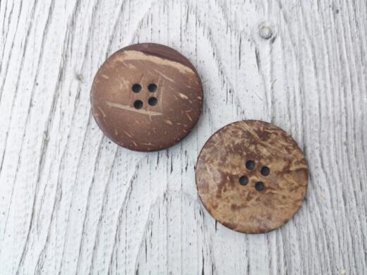 Ein Bio Kokosnuss Knopf (CO 401) - naturbraun - Ø 34 mm