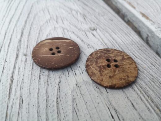 Ein Bio Kokosnuss Knopf (CO 401) - naturbraun - Ø 34 mm
