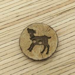 Ein Bio Kokosnuss Knopf "kleine Ziege" - naturfarben (Ø 31 mm)