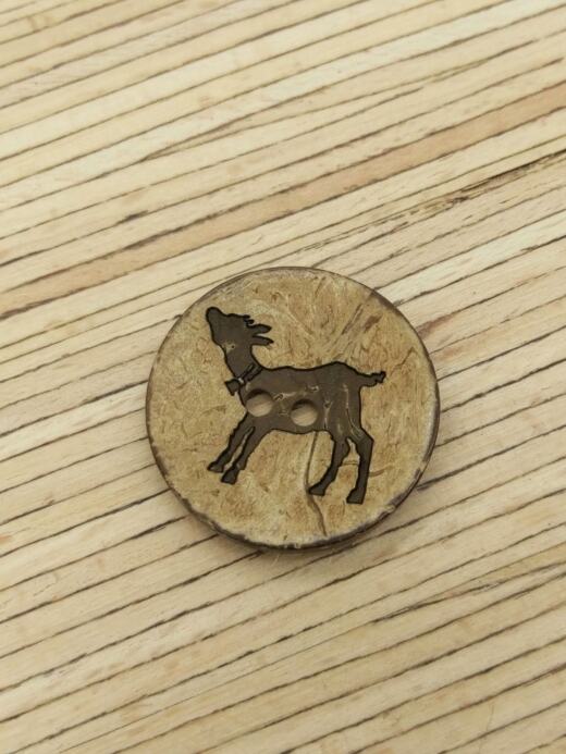 Ein Bio Kokosnuss Knopf "kleine Ziege" - naturfarben (Ø 31 mm)