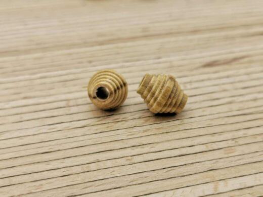 Zwei geriffelte Bio Olivenholz Perlen (H 1037-20)- Ø 12,5 mm