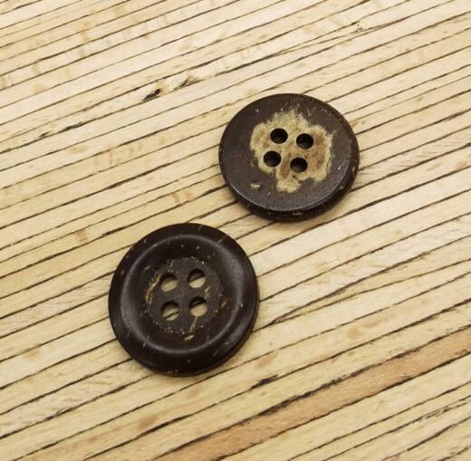 Ein Bio Kokosnuss Knopf mit schmalem Rand (CO 977) - naturbraun