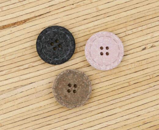 Ein Knopf aus recycelter Baumwolle - mit Ziernaht (Ø 25mm)