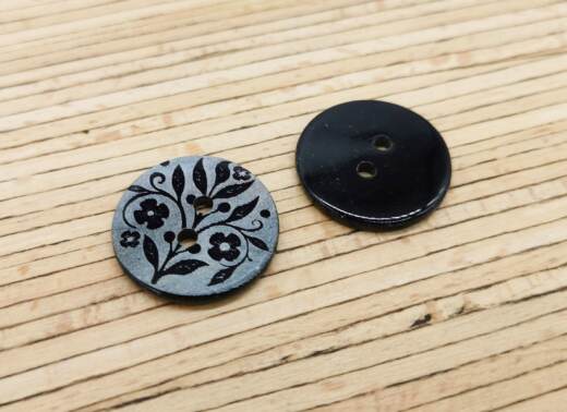 Ein Bio Perlmutt-Knopf Black Pen (P 279) - Blumenmotiv (Ø 23 mm)