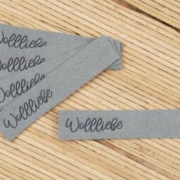 5 Label zum Aufnähen - "Wollliebe" - grau – Bild 3