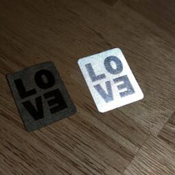 Ein Label zum Aufnähen - "LOVE" reflektierend (3M™ Scotchlite™) – Bild 4