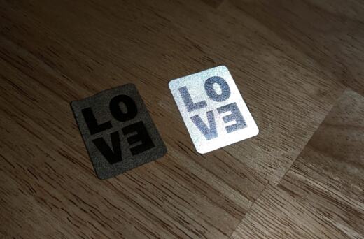 Ein Label zum Aufnähen - "LOVE" reflektierend (3M™ Scotchlite™)