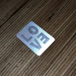 Ein Label zum Aufnähen - "LOVE" reflektierend (3M™ Scotchlite™) – Bild 3