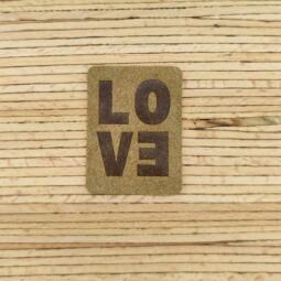 Ein Label zum Aufnähen - "LOVE" taupe