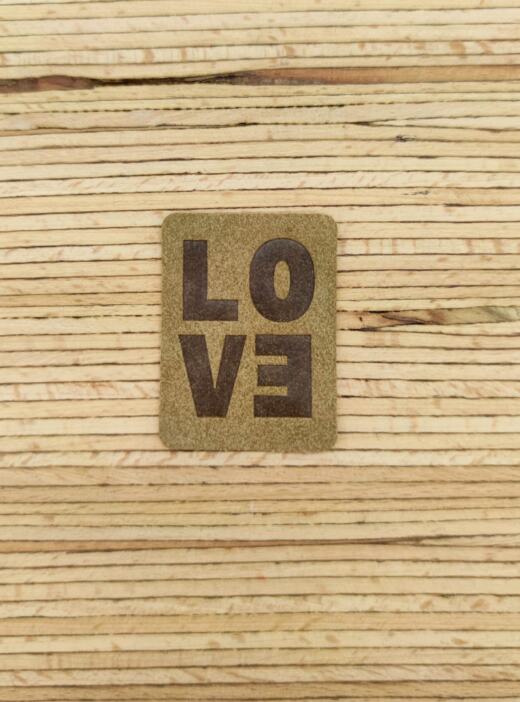 Ein Label zum Aufnähen - "LOVE" taupe
