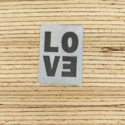 Ein Label zum Aufnähen - "LOVE" reflektierend (3M™ Scotchlite™) – Bild 2
