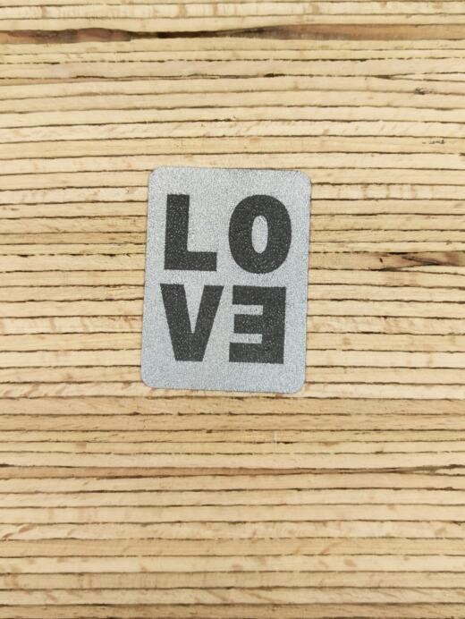 Ein Label zum Aufnähen - "LOVE" reflektierend (3M™ Scotchlite™)