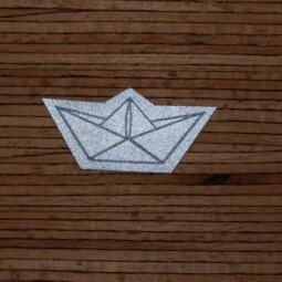Ein Label zum Aufnähen - Papierschiff reflektierend (3M™ Scotchlite™) – Bild 2