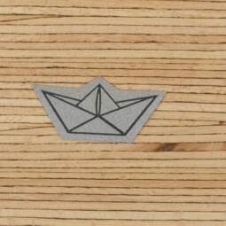 Ein Label zum Aufnähen - Papierschiff reflektierend (3M™ Scotchlite™)