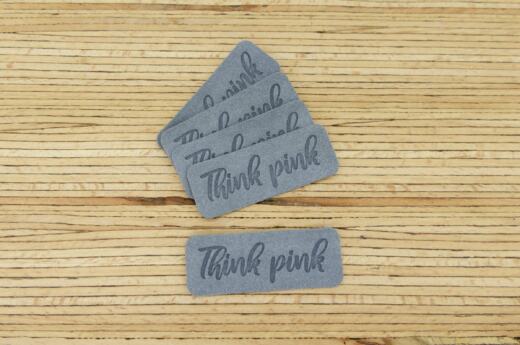 5 Label zum Aufnähen – "Think pink" grau