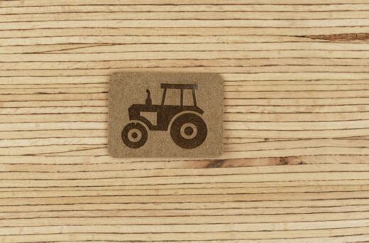 Ein Label zum Aufnähen – Traktor taupe