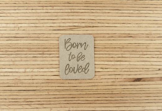 Ein Label zum Aufnähen - "Born to be loved" klein - düne