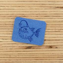 Ein Label zum Aufnähen – Anglerfisch - blau