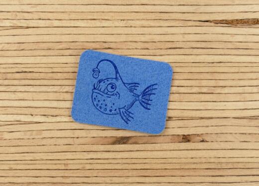 Ein Label zum Aufnähen – Anglerfisch - blau