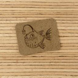 Ein Label zum Aufnähen – Anglerfisch - taupe