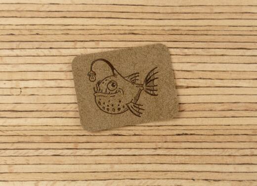 Ein Label zum Aufnähen – Anglerfisch - taupe