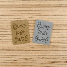 Ein Label zum Aufnähen - "Born to be loved" - grau – Bild 3