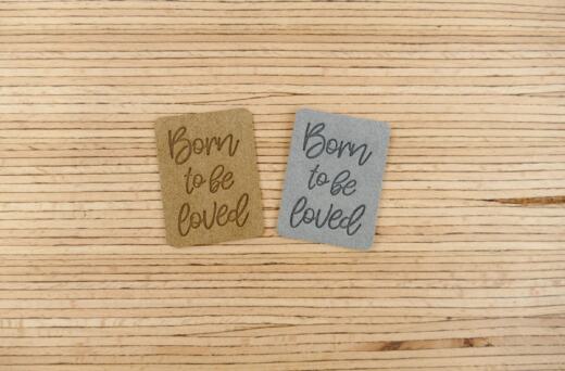 Ein Label zum Aufnähen - "Born to be loved" - grau