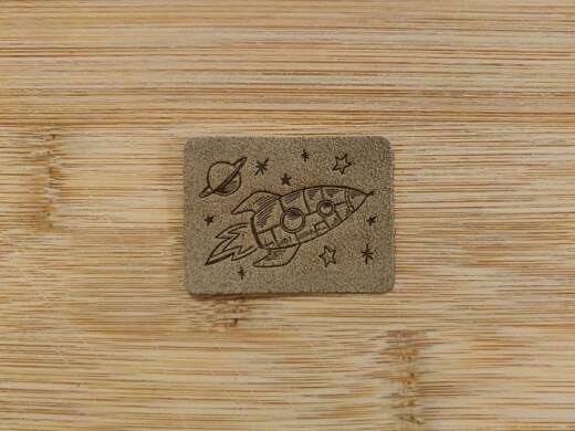 Ein Label zum Aufnähen – Rakete taupe