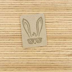 Ein Label zum Aufnähen – Cooler Hase greige
