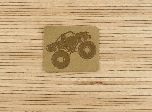 Ein Label zum Aufnähen –  Monster Truck - taupe