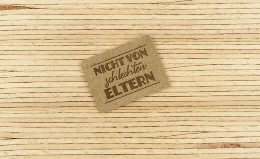 Ein Label zum Aufnähen –  "NICHT VON schlechten ELTERN" taupe