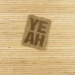 Ein Label zum Aufnähen – "YEAH" taupe