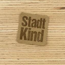 Ein Label zum Aufnähen – "StadtKind" taupe