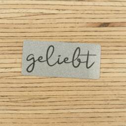 Ein Label zum Aufnähen - "geliebt" reflektierend (3M™ Scotchlite™)
