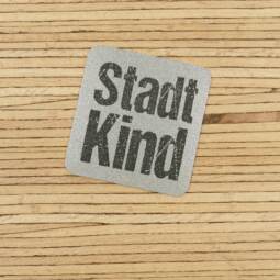 Ein Label zum Aufnähen - "StadtKind" reflektierend (3M™ Scotchlite™)
