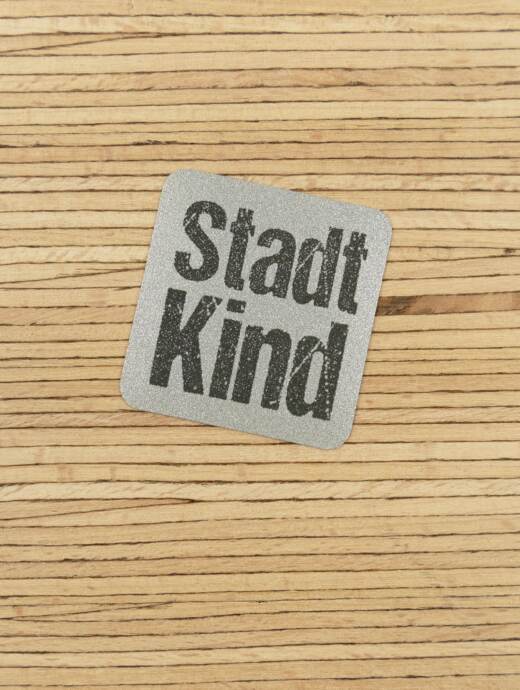 Ein Label zum Aufnähen - "StadtKind" reflektierend (3M™ Scotchlite™)