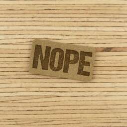 Ein Label zum Aufnähen – "NOPE" taupe