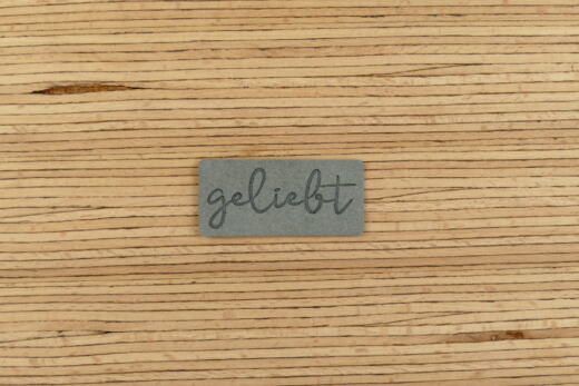 Ein Label zum Aufnähen – "geliebt" - grau