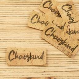 Ein Korklabel zum Aufnähen – "Chaoskind"