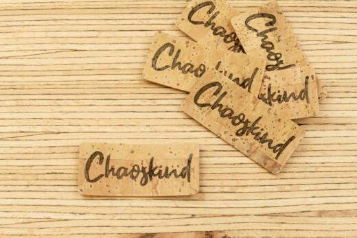 Ein Korklabel zum Aufnähen – "Chaoskind"