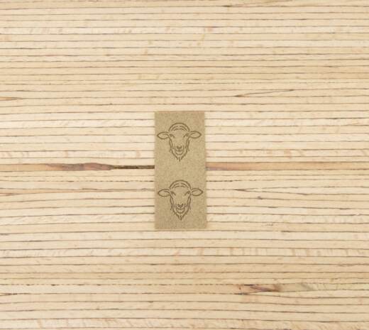 Ein Label zum Aufnähen - Schafskopf doppelt taupe