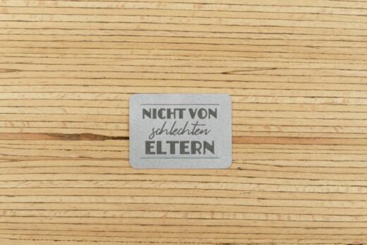 Ein Label zum Aufnähen - "NICHT VON schlechten ELTERN" reflektierend (3M™ Scotchlite™)