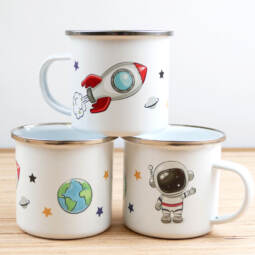 Ein Emaillebecher 300ml - Tigerlilly EP - "Astronaut und Rakete"