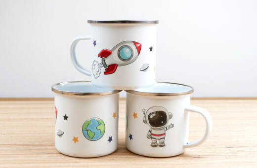 Ein Emaillebecher 300ml - Tigerlilly EP - "Astronaut und Rakete"