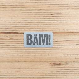 Ein Label zum Aufnähen - "BÄM!" reflektierend (3M™ Scotchlite™)