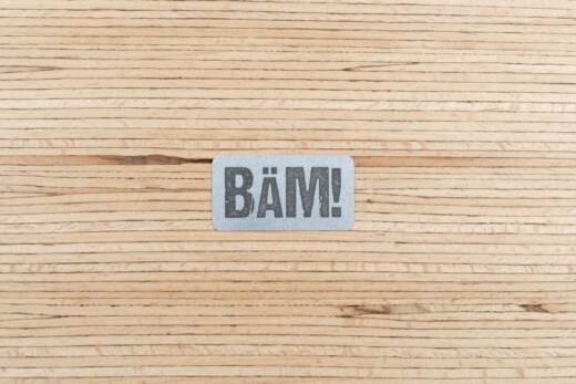 Ein Label zum Aufnähen - "BÄM!" reflektierend (3M™ Scotchlite™)